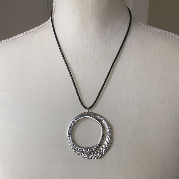 Modern silver colored necklace with tiny beads - Picture 2 of 7